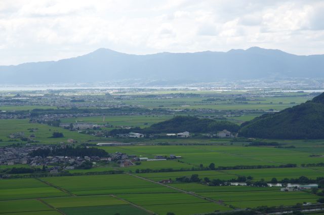 遠くには狭まって行く南湖。