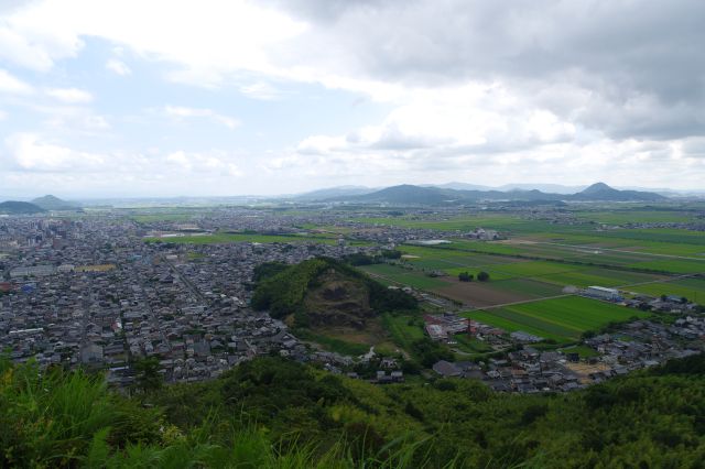 さらに左側、ほぼ南側には近江八幡の街並みが見えてきます。