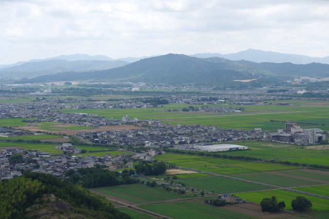 平野の先に見える山並。