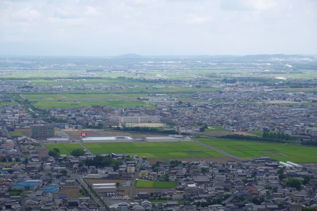 その奥は山までが遠い方向。