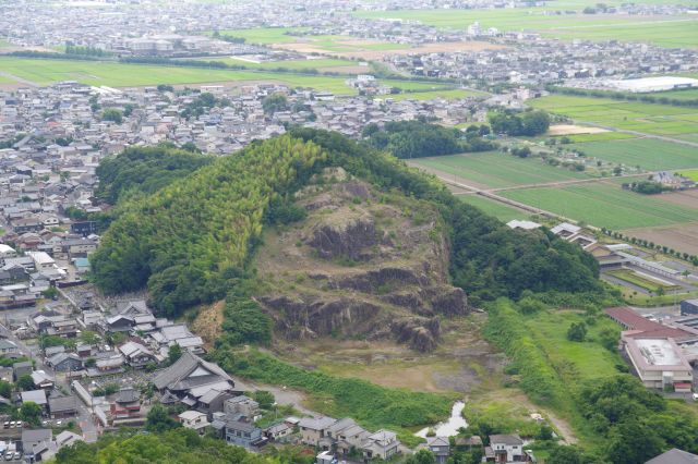 こちら側に岩肌が見える生々しい山があります。