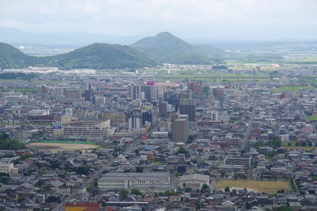 近江八幡駅周辺は大きな建物が集まります。