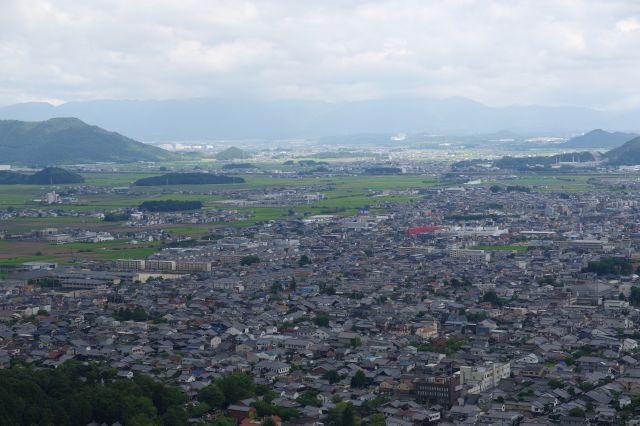 西側には畑が増え、遠くに山並が見えます。