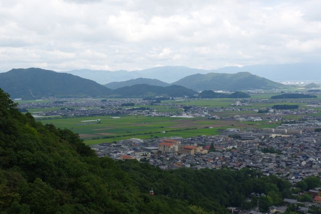 さらに西寄り、観音寺城跡がある左は繖山（きぬがさやま）。