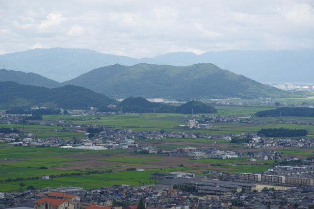 山並が連なる風景。