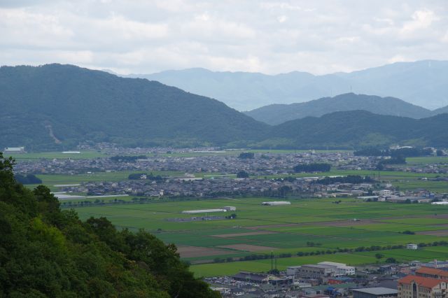 繖山（きぬがさやま）。もう少し左にある安土城跡がある安土山はぎりぎり見えませんでした。