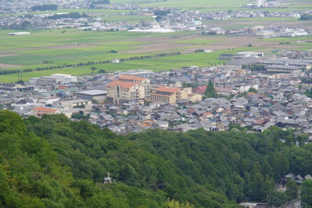 洋風の縦門は学校法人ヴォーリズ学園。