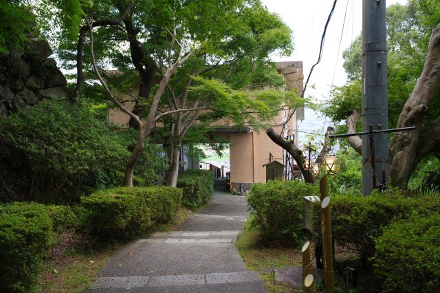 ロープウェイ山頂駅が見えてきました。