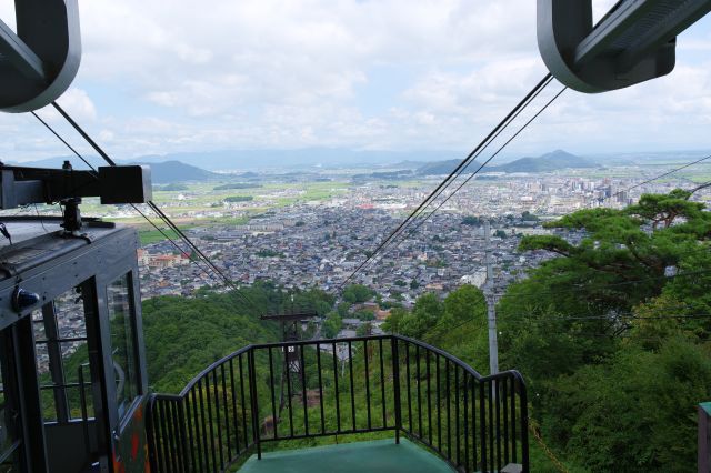 近江八幡の街並みを眺めながら下ります。