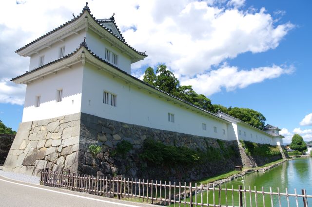 右側の長い建物の一部は開国記念館。