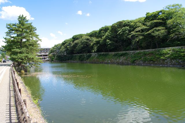 背後には中堀が続きます。