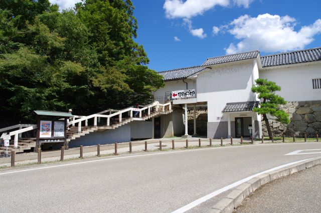 2階の開国記念館には100名城スタンプ、御朱印等。ひこにゃんの登場時間も記載。