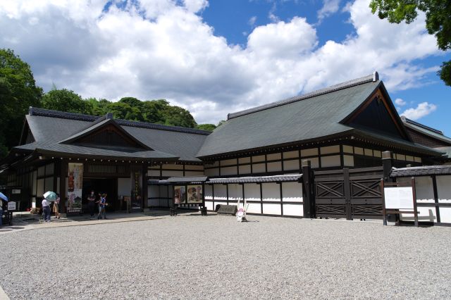 右には彦根城博物館。ひこにゃんが登場する時間帯だったようで賑やかです。