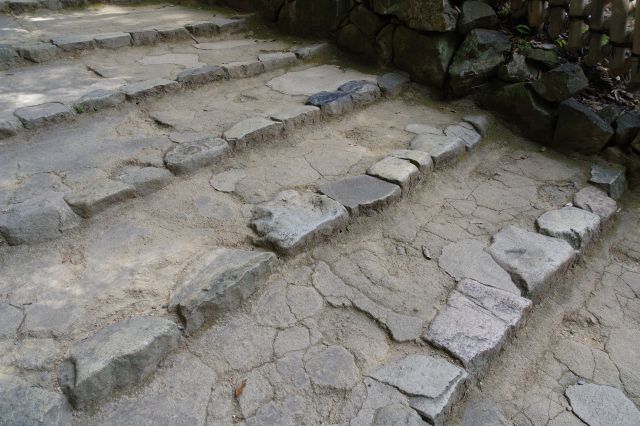 石段は段差が緩やか。