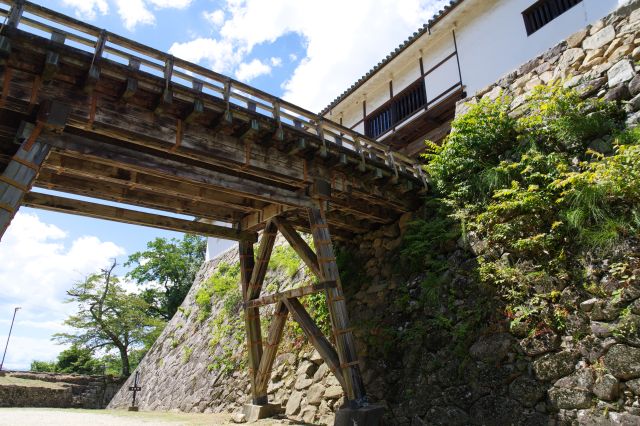 廊下橋は天平櫓へ続いています。