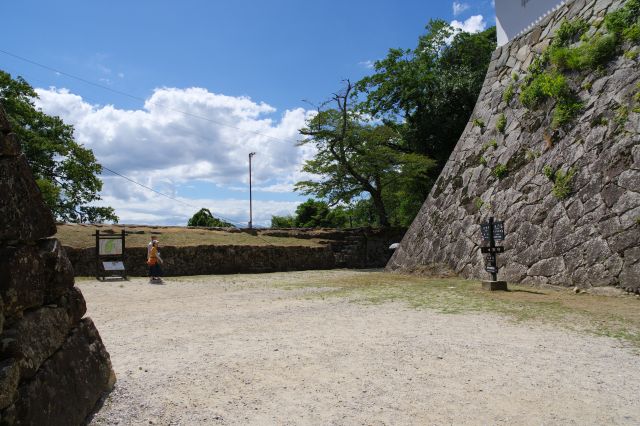 右は大手門坂、左は鐘の丸への階段。