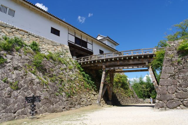 天平櫓と廊下橋。