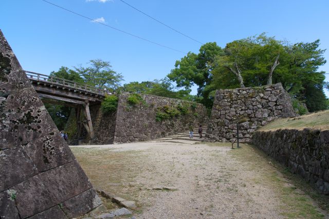 大手門側から登るとこの視点。