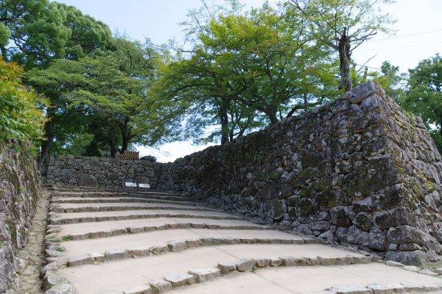 鐘の丸への階段を登ります。