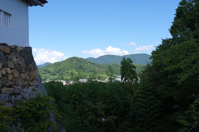 右側には佐和山方面の山並。