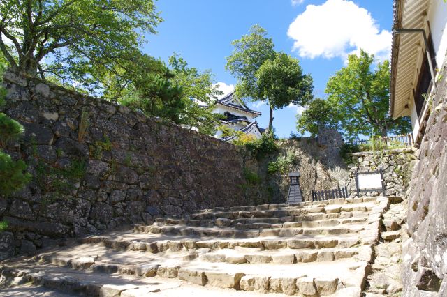 最後の階段、天守が見えます。