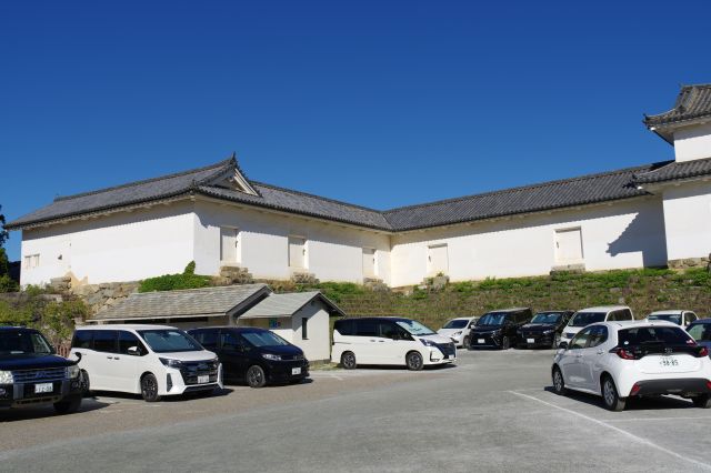 その隣は駐車場、佐和口の裏側が見えます。