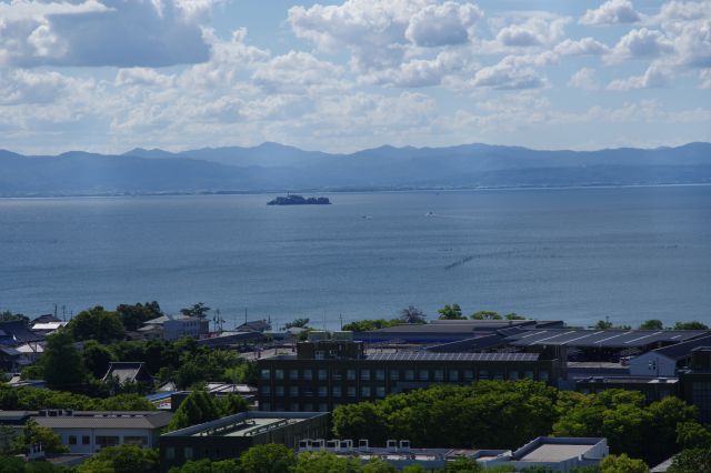 多景島と思われる小さな島。