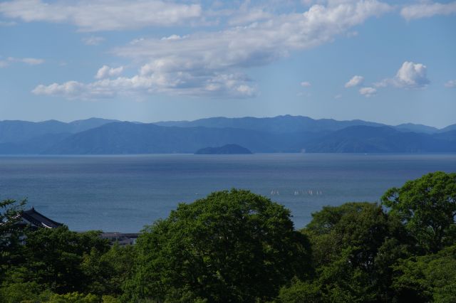 竹生島と思われる島。