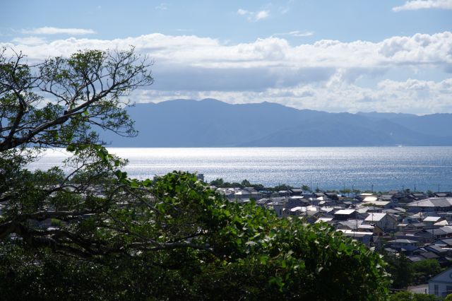 天守より視点が低いですが琵琶湖が少し見えます。