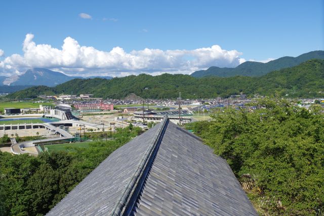 北東側。櫓の屋根が続く。