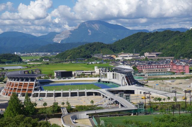 スタジアムや山並。