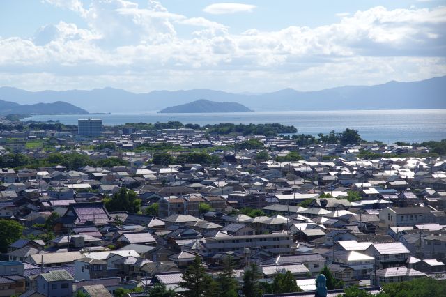 沖島と思われる島。