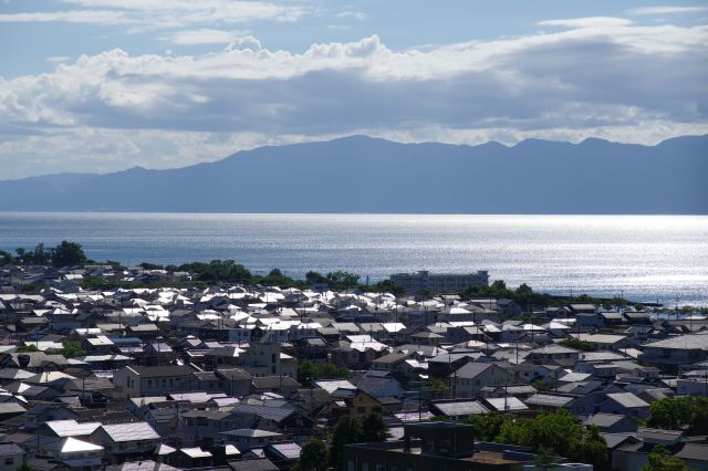 輝く琵琶湖と山並。