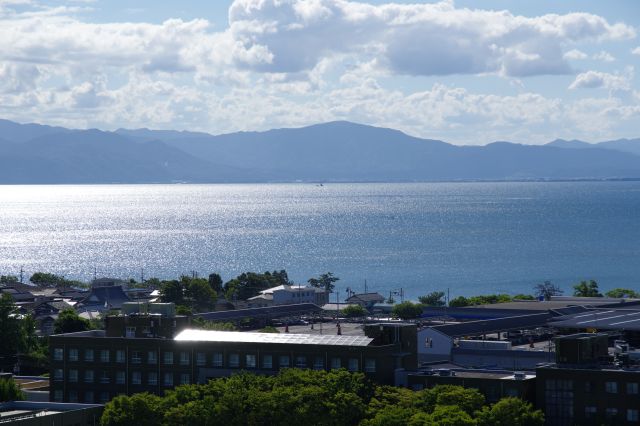 輝く琵琶湖と山並。