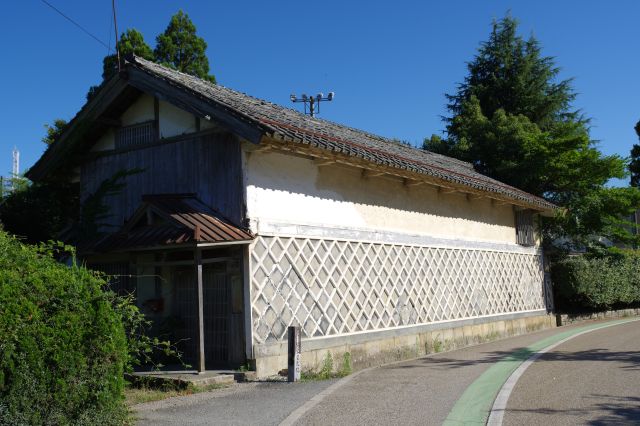 家老脇家屋敷跡。この先には高校があります。