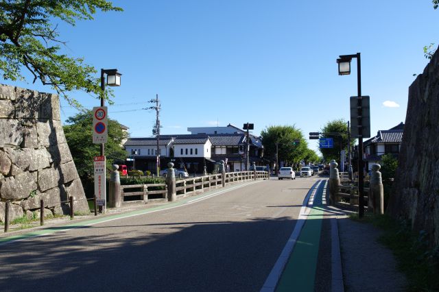 京橋口から出ます。