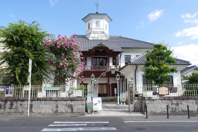 八幡堀の白雲橋付近にある白雲館。