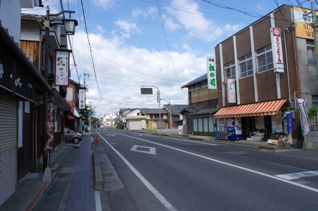 白雲館沿いの通りを歩きます。車は通りますが静かな町並みです。