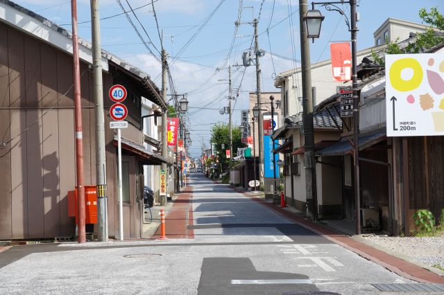 横の路地は狭い道です。