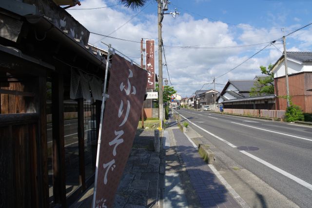 伝統的な雰囲気の建物があります。