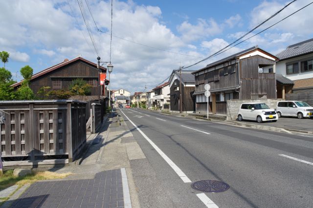 黒い壁の住宅や塀が印象的です。