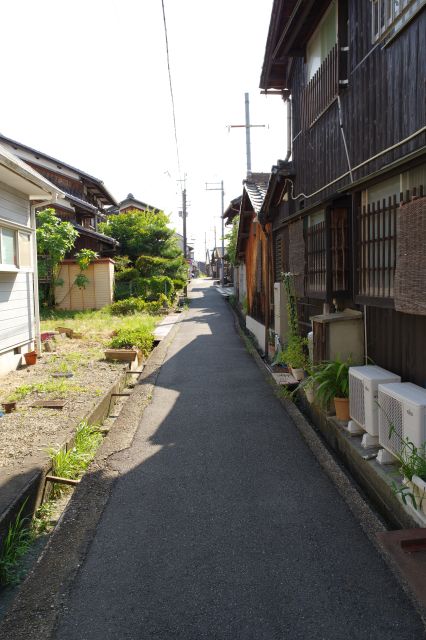 ヴォーリズ記念館の先の交差点から右（西）側へさらに狭い路地を進みます。