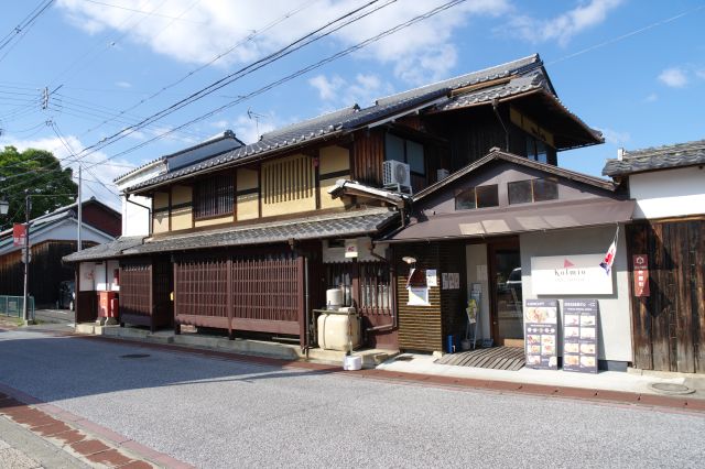 宿泊施設とカフェの風情な建物。