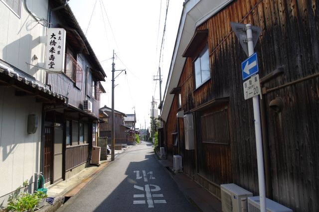 西向きの路地をさらに進みます。