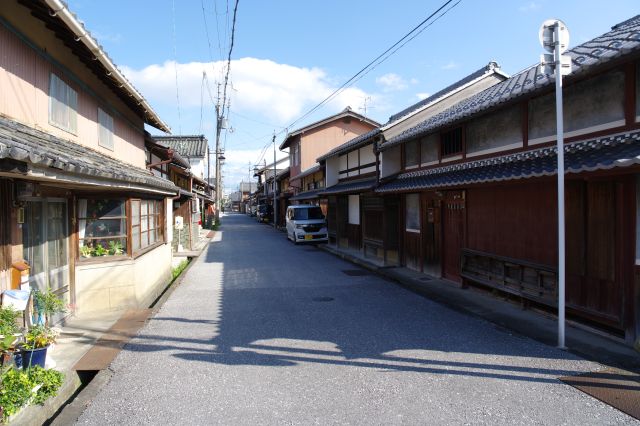 新町通りには伝統的な建物が多いです。