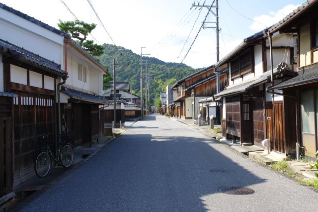 風情な建物が並ぶ風景が続きます。