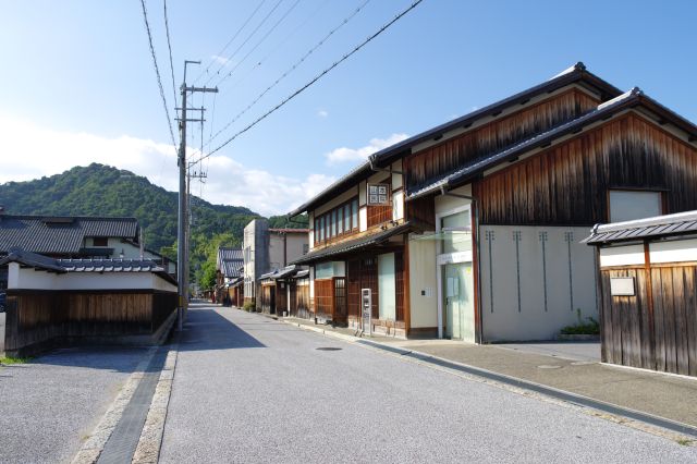 右の建物は医院。