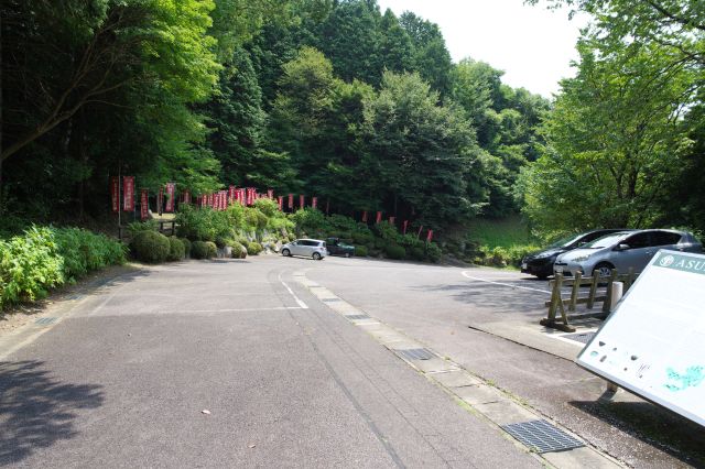 駐車場の様子。山の上で自然の空気、夏の暑さとセミの声。