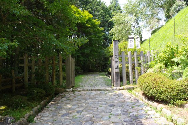 冠木門をくぐって入場します。