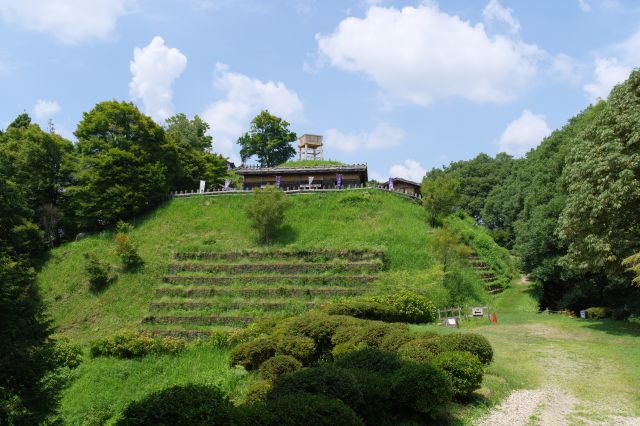 進むと開けて戦国の山城らしい形が見えてきます。
